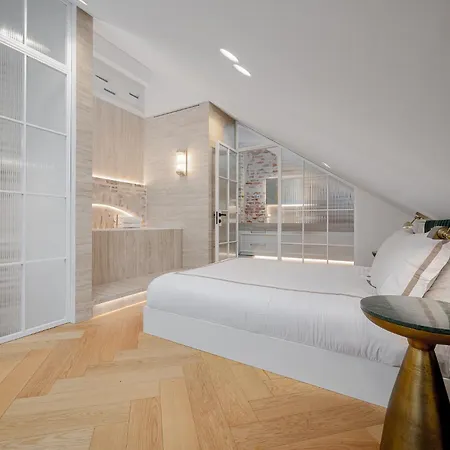 Luxury In Old Town And Free Reserved Parking Apartment *