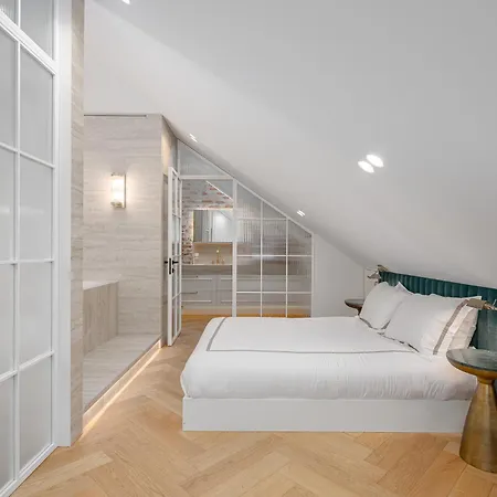 Luxury In Old Town And Parking